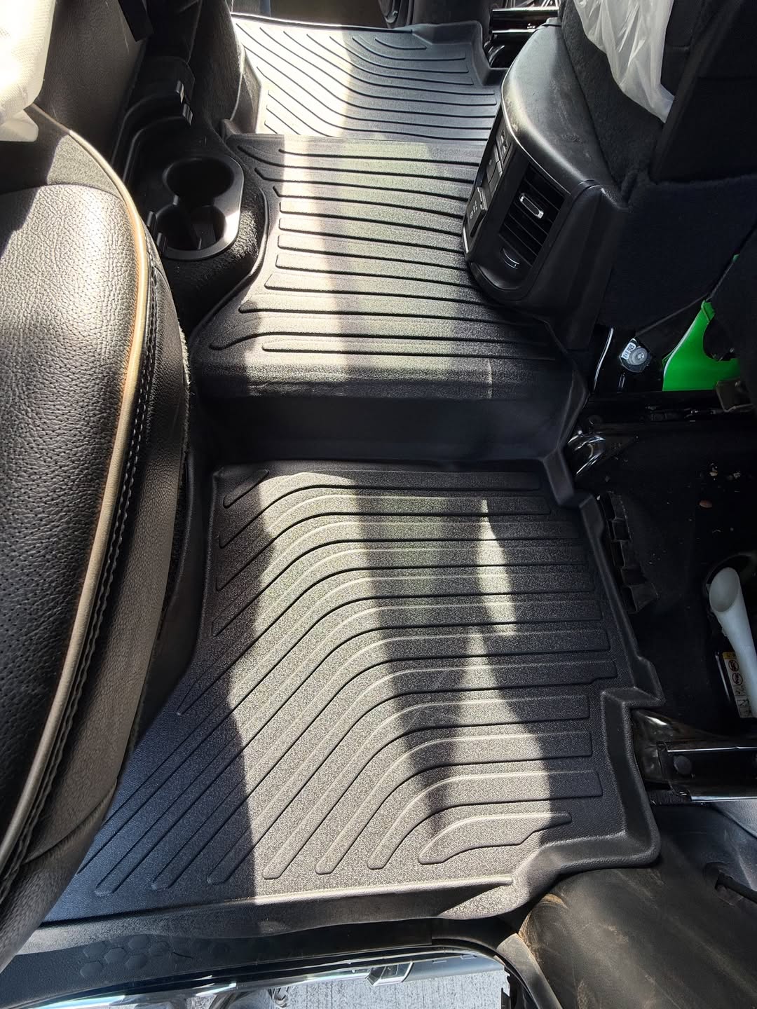 PISOS DE CALCE PERFECTO DODGE RAM 1500 2500 3500 AÑO 2008+ CON CAMELLO CON CONSOLA
