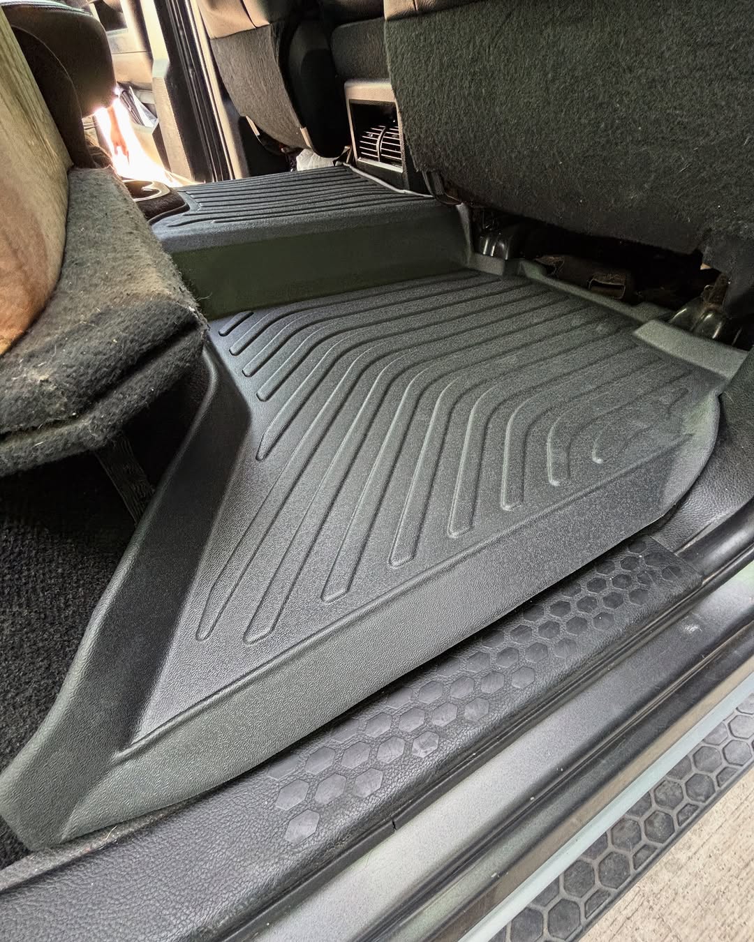 PISOS DE CALCE PERFECTO DODGE RAM 1500 2500 3500 AÑO 2008+ CON CAMELLO SIN CONSOLA