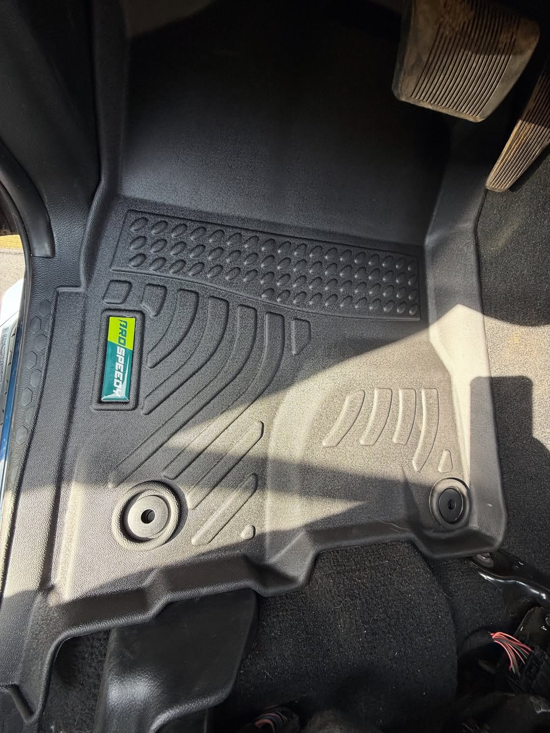 PISOS DE CALCE PERFECTO DODGE RAM 1500 2500 3500 AÑO 2008+ CON CAMELLO CON CONSOLA